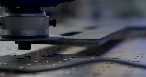 Industrial CNC milling machine head processing a metal plate in a workshop Stockbeeldmateriaal 329475887
