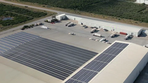 Industrial Cold Storage Logistics Hub with Solar Roof and Loading Yard Vidéo 338027714