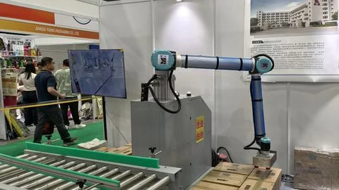 Industrial collaborative robot (cobot) palletizer arm Foto stock