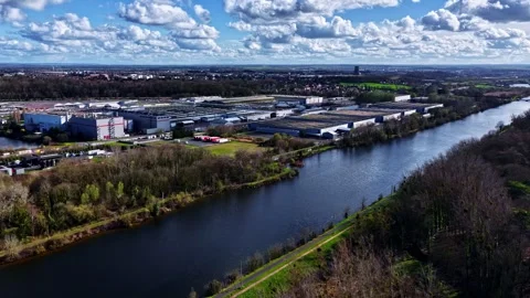 Industrial Complex Alongside a Serene River Under Cloud-Filled Skies Vídeos de archivo 336662747