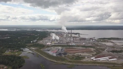 Industrial Complex Next to Sea with many Chimneys and Smoke Vídeo Stock 135934788