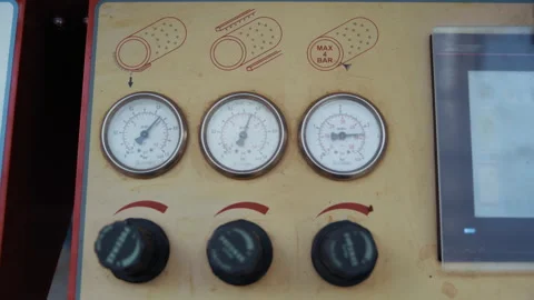 Industrial control panel with gauges and knobs showing stable pressure 库存影片 313496380