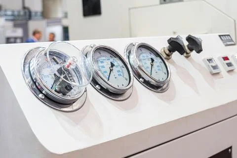 Industrial control panel with three liquid-filled hydraulic pressure gauges a 库存照片