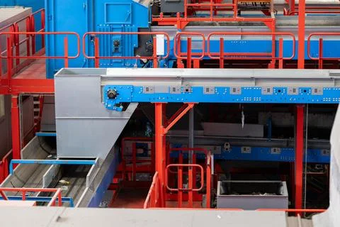 Industrial conveyor system and sorting equipment inside recycling processing 库存照片
