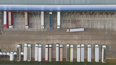 Industrial distribution centres and loading bays, HGV logistics and industry UK Stockbeeldmateriaal 326163570