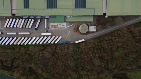 Industrial distribution centres and loading bays, HGV logistics and industry UK Stockbeeldmateriaal 326164947