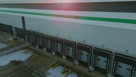 Industrial distribution centres and loading bays, HGV logistics and industry UK Stockbeeldmateriaal 326168157