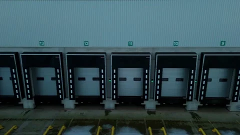 Industrial distribution centres and loading bays, HGV logistics and industry UK Stockbeeldmateriaal 326168159