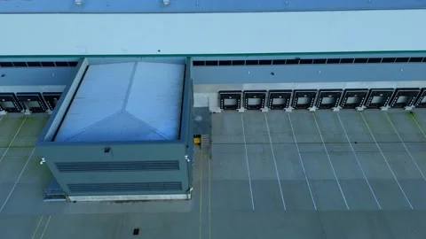 Industrial distribution centres and loading bays, HGV logistics and industry UK Stockbeeldmateriaal 326168348