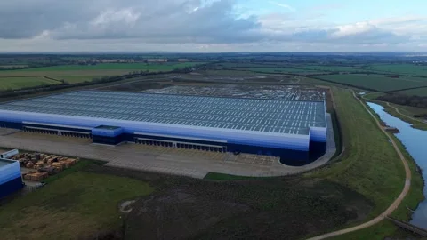 Industrial distribution centres and loading bays, HGV logistics and industry UK Stockbeeldmateriaal 327724333