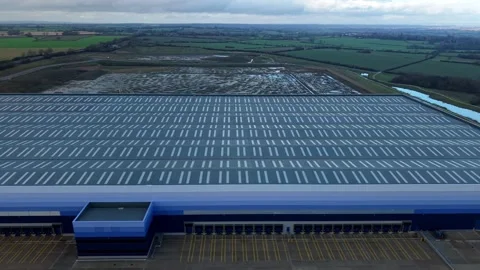 Industrial distribution centres and loading bays, HGV logistics and industry UK Stockbeeldmateriaal 327724597