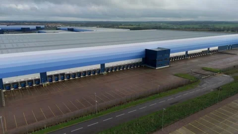 Industrial distribution centres and loading bays, HGV logistics and industry UK Stockbeeldmateriaal 327725417