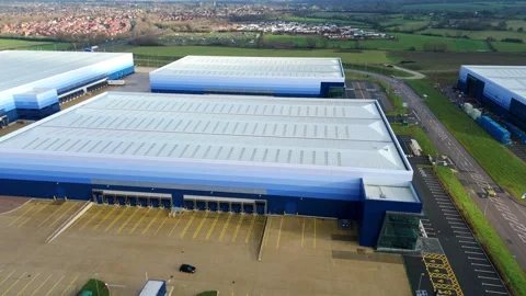 Industrial distribution centres and loading bays, HGV logistics and industry UK Stockbeeldmateriaal 327725825