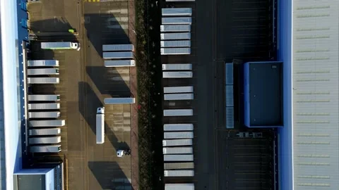 Industrial distribution centres and loading bays, HGV logistics and industry UK Stockbeeldmateriaal 327725880