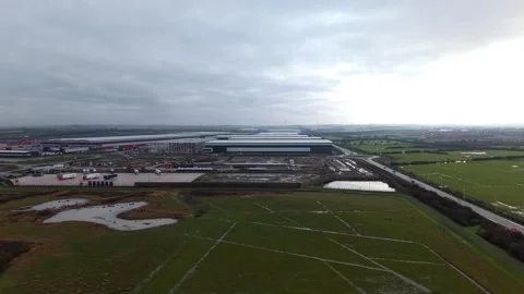 Industrial distribution centres and loading bays, HGV logistics and industry UK Stockbeeldmateriaal 327726357