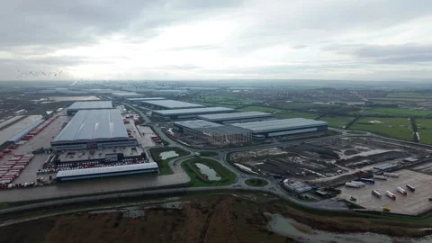 Industrial distribution centres and loading bays, HGV logistics and industry UK Stockbeeldmateriaal 327726385