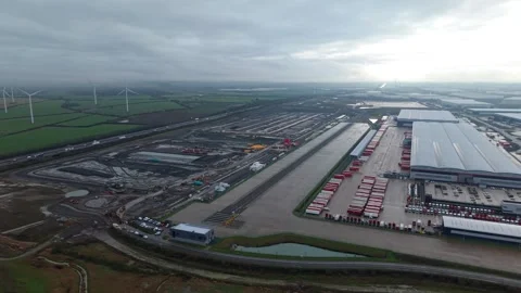 Industrial distribution centres and loading bays, HGV logistics and industry UK Stockbeeldmateriaal 327726408