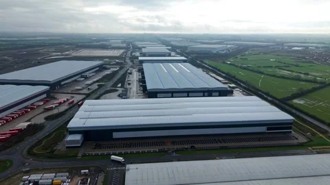 Industrial distribution centres and loading bays, HGV logistics and industry UK Stockbeeldmateriaal 327726419