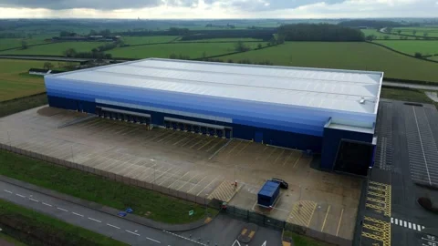 Industrial distribution centres and loading bays, HGV logistics and industry UK Stockbeeldmateriaal 327726529