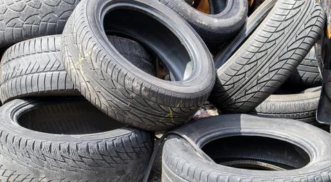 Industrial dump for the processing of used tires and rubber tires. Pile of .. Foto stock