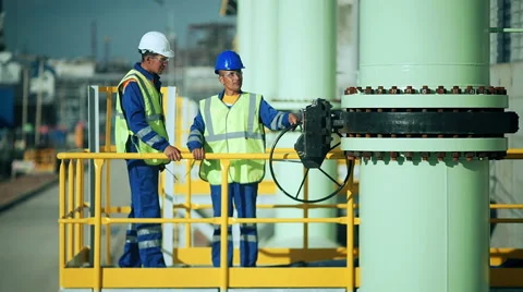 Industrial engineer and worker discussing in factory Видео 66905927