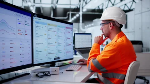 Industrial Engineer Monitors Real-time Software Vídeo Stock 342959794