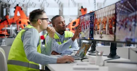 Industrial Engineer Studies 3D Simulation Software For Real-time Production M Fotos Stock