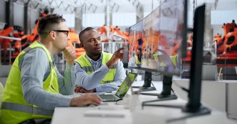 Industrial Engineer Studies Real-time SCADA Data Using 3D Simulation Software Stockfoto's
