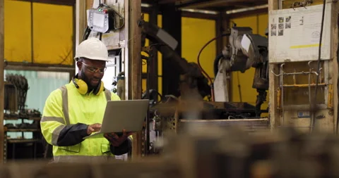 Industrial engineer use computer laptop and controller box automation robot arm. Vidéo 152911288