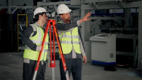Industrial Engineers Using Optical Level for Precision Measurement. Vídeo Stock 345012485