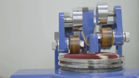 Industrial Fabric Abrasion Testing Machine Operating in Laboratory Vidéo 336610084
