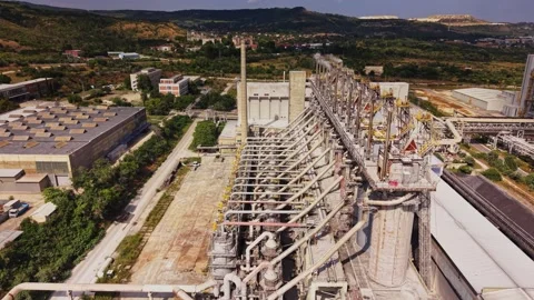 Industrial facility with large pipes and structures in a rural area 库存影片 340383405