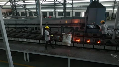 Industrial foundry worker performing molten metal casting operation. Stock Footage 322766638