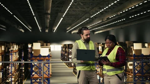 Industrial job, two workers, collaborating in warehouse, parcel distribution 스톡 동영상 330208134