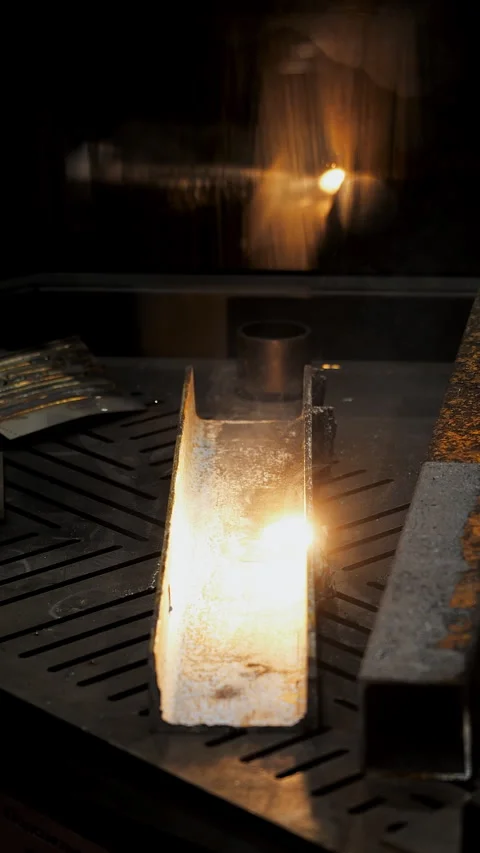Industrial laser cleaning removing rust from steel surface. 스톡 동영상 347785374