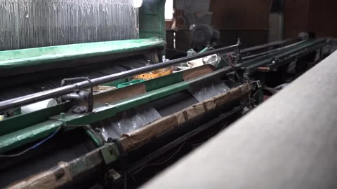 Industrial Loom Weaving Carpet With Worker Vídeo Stock 339222731