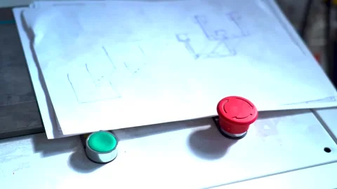 Industrial machine control panel showing a red emergency stop button Vidéo 341555150
