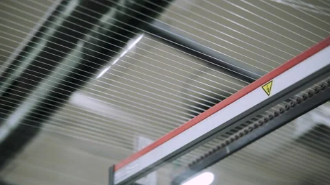 An industrial machine distributes the fiberglass thread mechanically. Vidéo 203262967