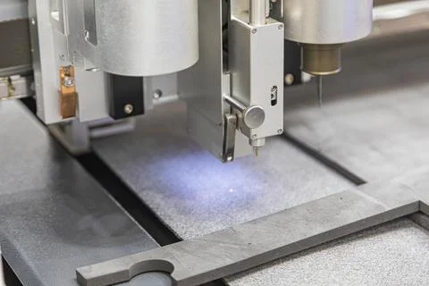 Industrial machine operation, precision cutting tool engaged, metallic surf.. 库存照片
