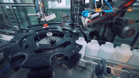 Industrial machine is screwing caps to the plastic jars Stock-Footage 105180366