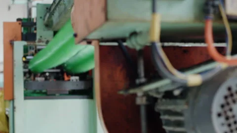 Industrial manufacturing machine producing green plastic objects Vídeo Stock 333209486