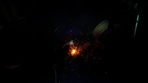 Industrial metal welding process close up with bright sparks flying in dark.. Vídeos de archivo 347288148