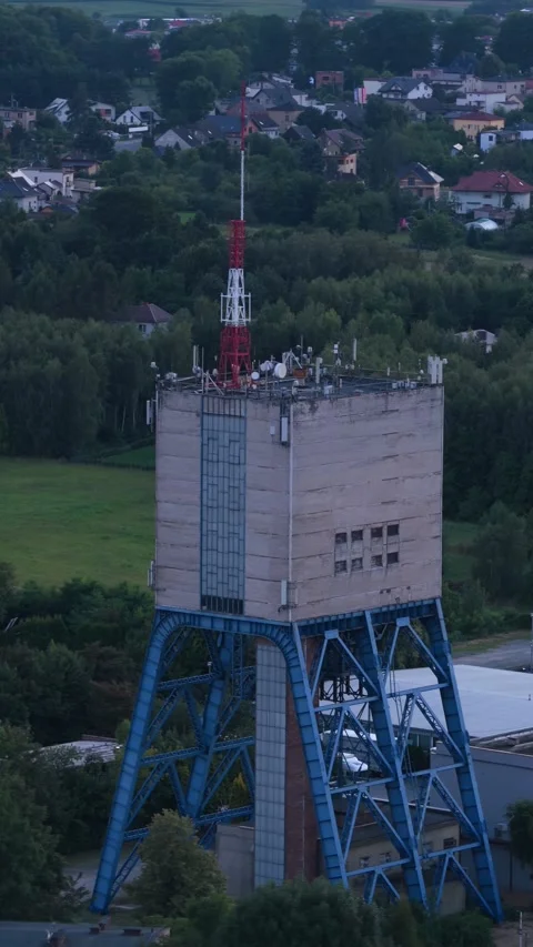 Industrial mining headframe tower with communication antennas Vidéo 347883409