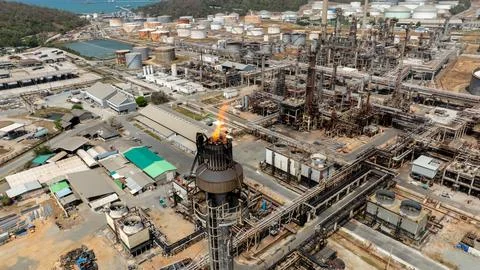 Industrial Oil Refinery Complex With Active Flare Stack In Si Racha Thailan.. 库存照片