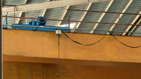 Industrial overhead crane system moving along warehouse ceiling rail. Vidéo 341379471