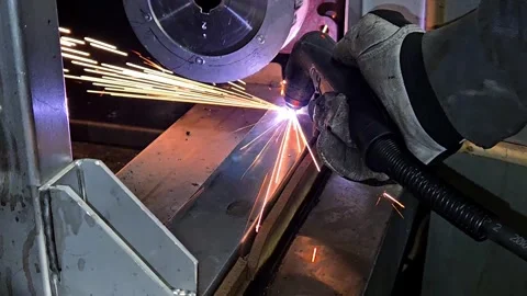 Industrial plasma cutting machine working on steel plate. Worker in safety glove Vídeo Stock 333531407