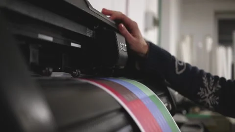 Industrial plotter for cuttering paper in print shop, close-up view. Modern Vídeos de archivo 168183542