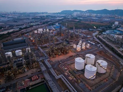 Industrial Refinery Complex Illuminated During Twilight Wide Angle Shot 库存照片