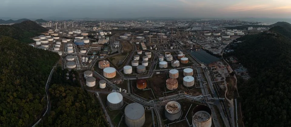 Industrial Refinery Complex With Massive Storage Tanks And Pipeline Infrast.. Фото