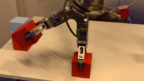 Industrial robot working demonstration Vídeos de archivo 90102909